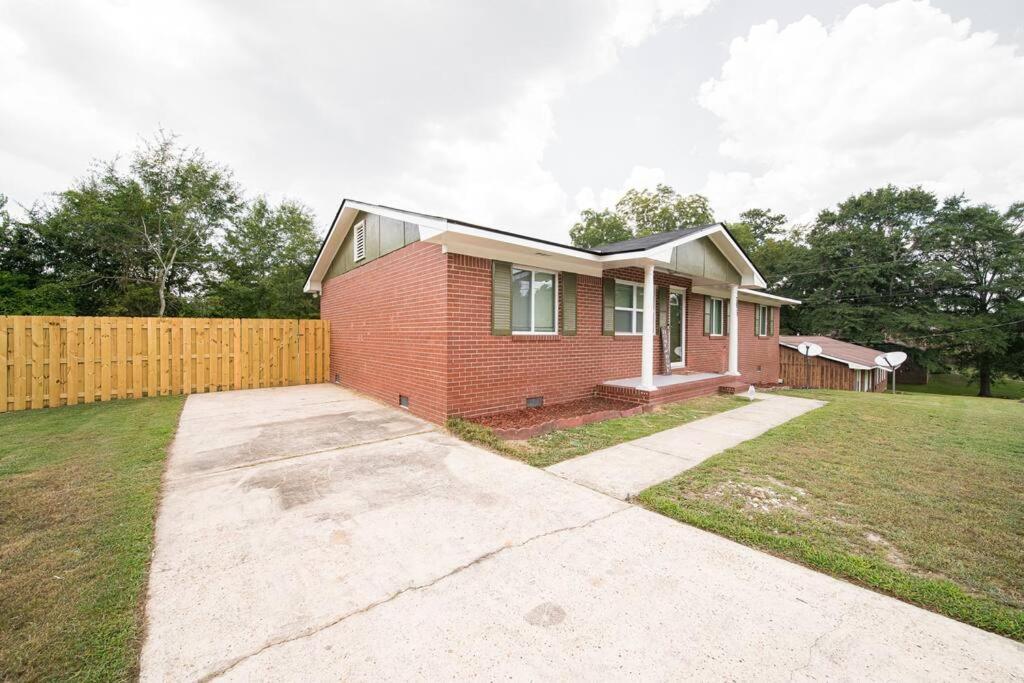 Cozy Brick Ranch Owned And Operated By An Army Soldier!! Holiday home Columbus