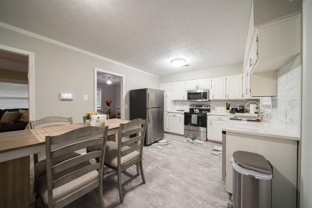 Cozy Brick Ranch Owned And Operated By An Army Soldier!! Holiday home *