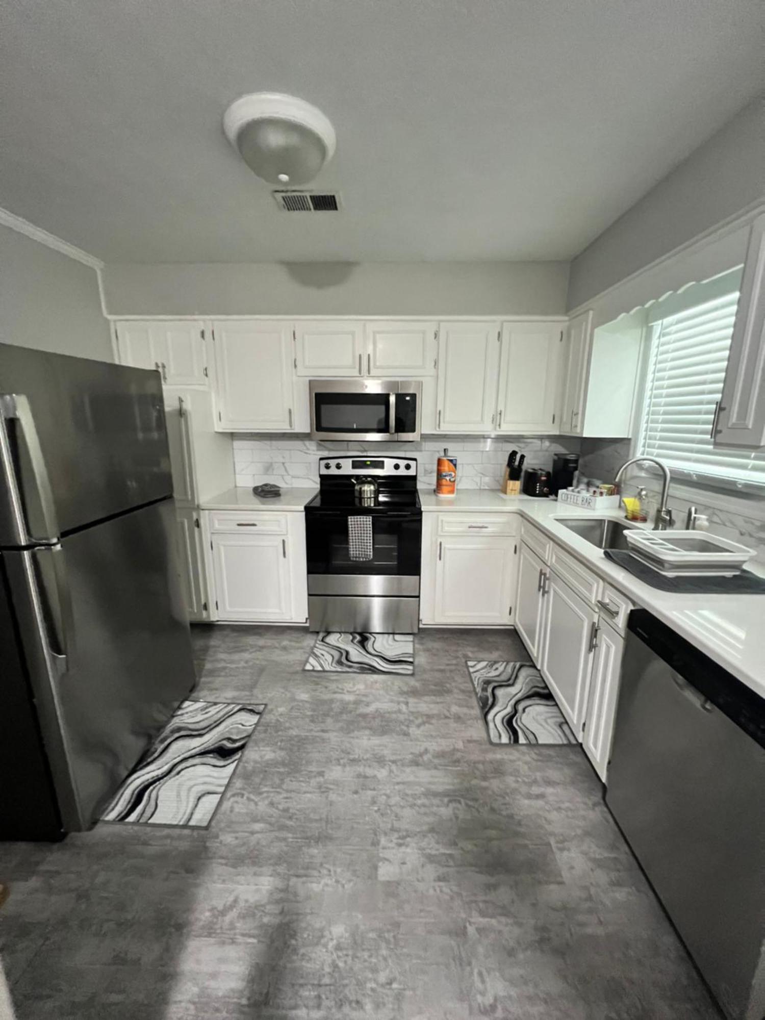 Cozy Brick Ranch Owned And Operated By An Army Soldier!! Holiday home *